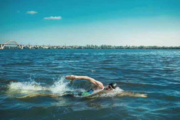 web-professional-triathlete-swimming-in-river-39-s-ope-G95LBAY