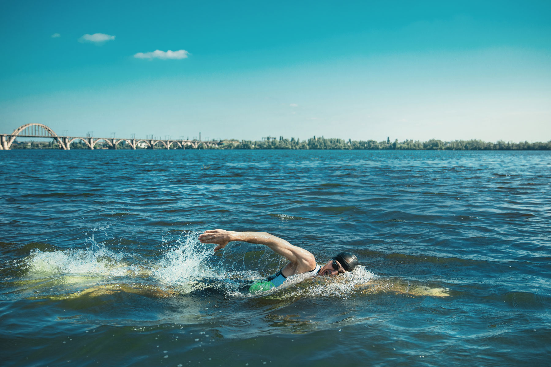web-professional-triathlete-swimming-in-river-39-s-ope-G95LBAY